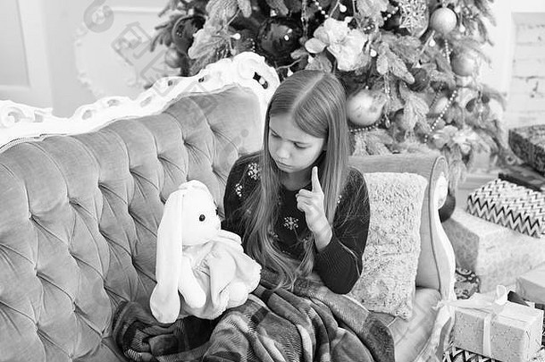 听女孩教可爱的兔子圣诞节树孩子指出手指软<strong>玩具</strong>小女孩持有兔子<strong>玩具</strong>小孩子现在圣诞节<strong>玩具</strong>