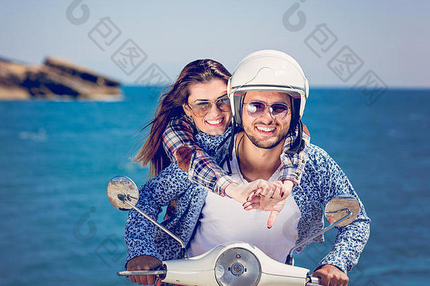 美丽的年轻的夫妇爱享受有趣的骑踏板车美丽的自然