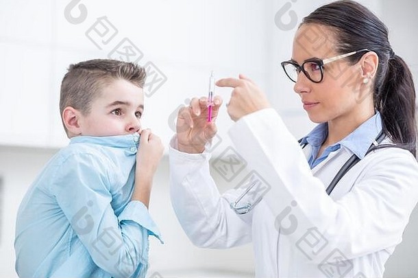 男孩害怕注射防止疫苗接种年轻的医生准备疫苗男孩救护车