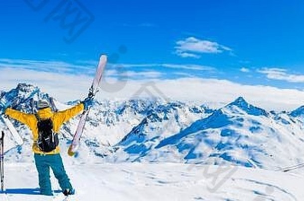 滑雪冬天季节山滑雪巡回演出设备前阳光明媚的一天法国阿尔卑斯山脉云