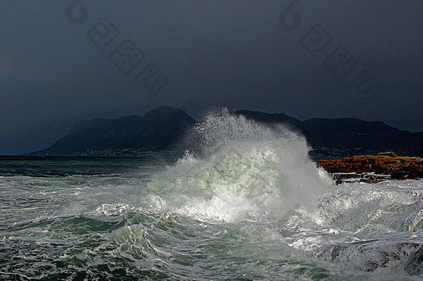 风暴海冲浪构建英镑岩石假湾起床湾角小镇南非洲