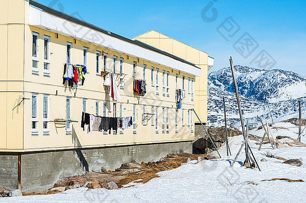 洗衣挂晾衣绳前面建筑