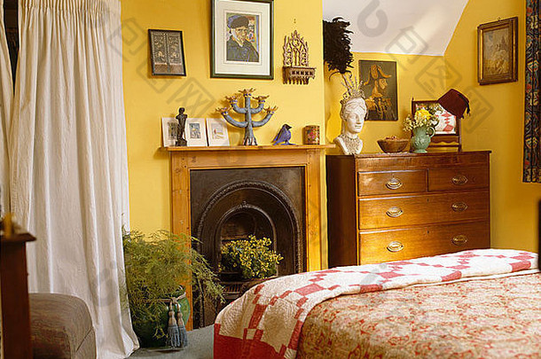 白色<strong>窗帘</strong>凹室存储松壁炉黄色的小屋卧室古董梳妆台的抽屉里