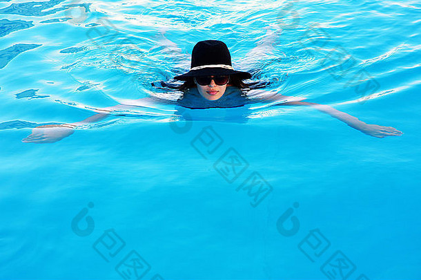 肖像女人太阳镜他游泳池