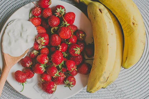 群香蕉草莓照片健美的风格新浪微博过滤器概念健康的早餐