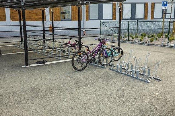 美丽的视图空停车的地方自行车学校欧洲瑞典