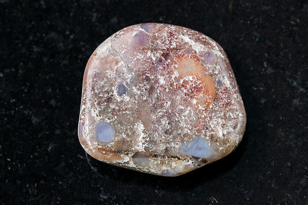 宏拍摄自然矿物岩石标本抛光斑岩宝石黑暗花岗岩背景