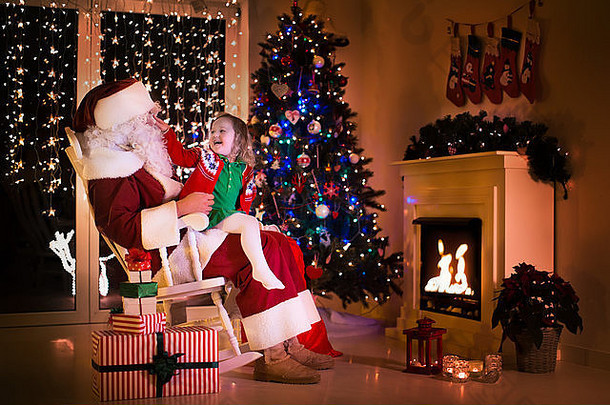 孩子们圣诞老人老人壁炉圣诞节夏娃家庭庆祝圣诞节装饰房间树礼物火的地方