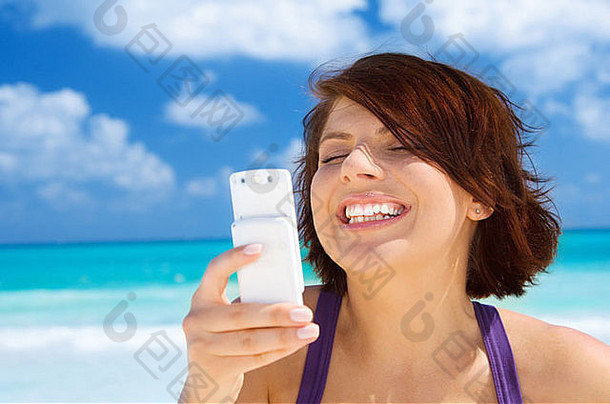 快乐女人白色电话海滩