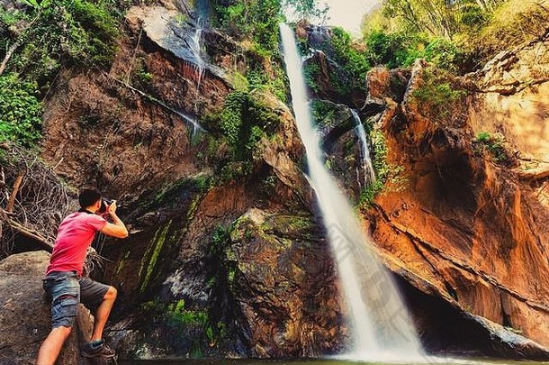旅行者摄影师使照片令人惊异的热带瀑布隐藏的热带雨林旅行生活方式成功概念假期野生自然