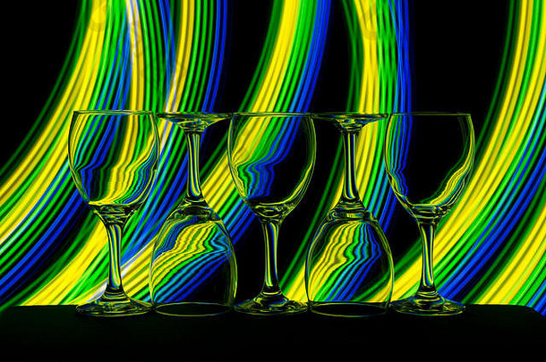 酒玻璃<strong>眼镜</strong>黑色的背景霓虹灯光绘画
