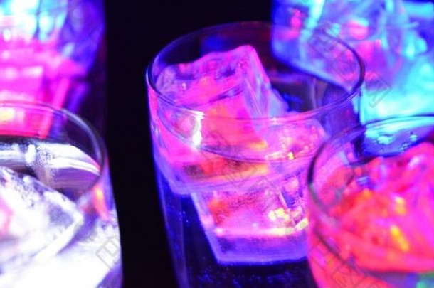 玻璃酒杯吧长扭曲的腿冰多维数据集发光的颜色有趣的明亮的饮料发光的领导元素位于