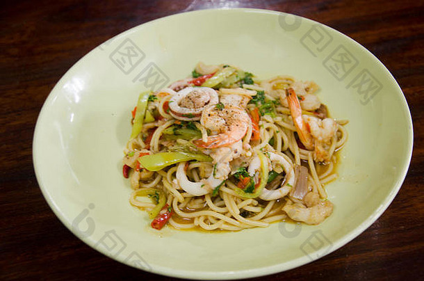 意大利面炸辣的混合海鲜辣椒罗勒叶子泰国风格餐厅泰国