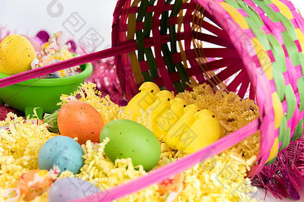 彩色的复活节鸡蛋黄色的小鸡糖果篮子