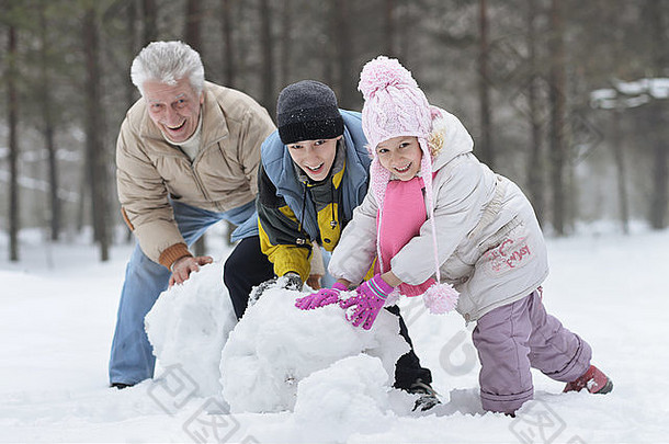 快乐家庭玩新鲜的雪