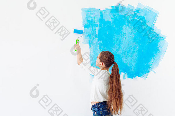 修复公寓快乐孩子女孩油漆墙蓝色的油漆