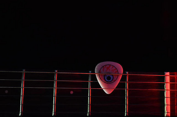 电吉他脖子很酷的吉他选择照亮红色的光黑暗背景照片光滑的像素化预览