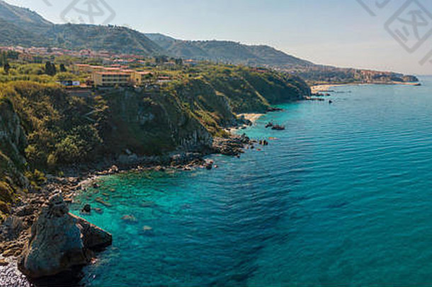 空中视图tropea海滩水晶清晰的水岩石海滩卡拉布利亚意大利游泳者游泳者浮动水可阿斯