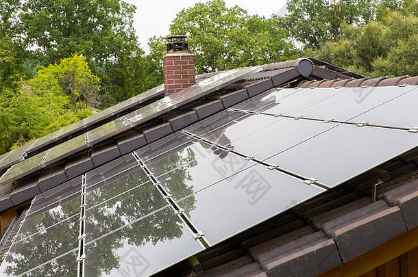 屋顶表面首页黑色的太阳能收藏家