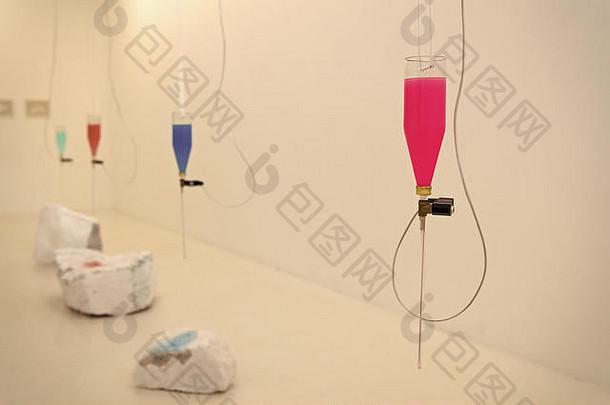 瓶滴管色彩斑斓的液体白色实验室背景科学实验概念液体下降速度科学教育瓶滴管科学实验艺术展览