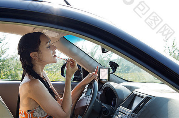 视图一边窗口女司机应用化妆后视图镜子车