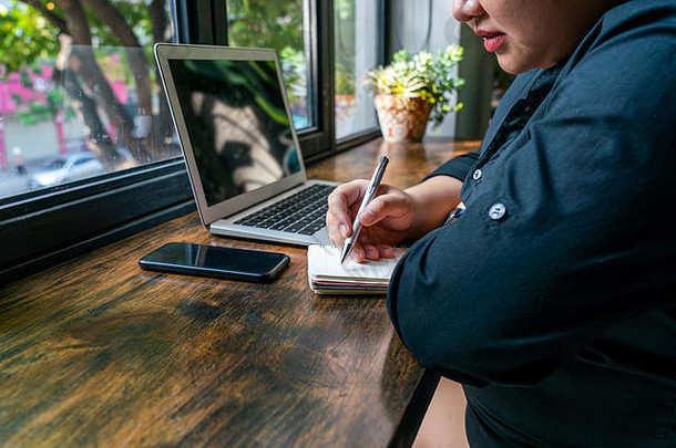 亚洲女人写作笔记本移动PC