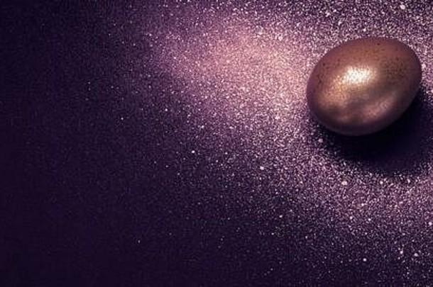 金蛋油漆喷雾星系紫色的背景摘要宇宙快乐复活节横幅