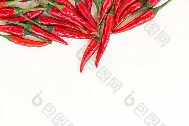 红色的热辣椒辣椒受欢迎的香料概念小一些红色的热胡椒散装孤立的白色背景前视图平躺很多免费的空间文本
