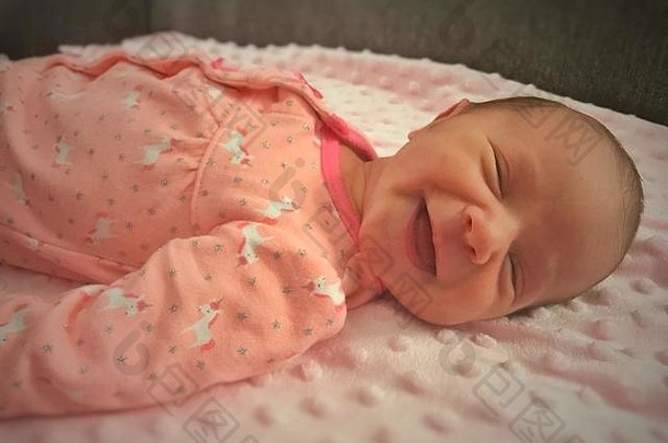 快乐新生儿婴儿微笑