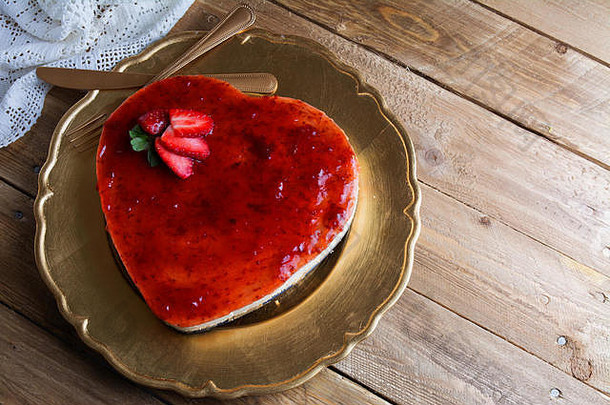 心形状的芝士蛋糕树莓果冻黄金板装饰草莓