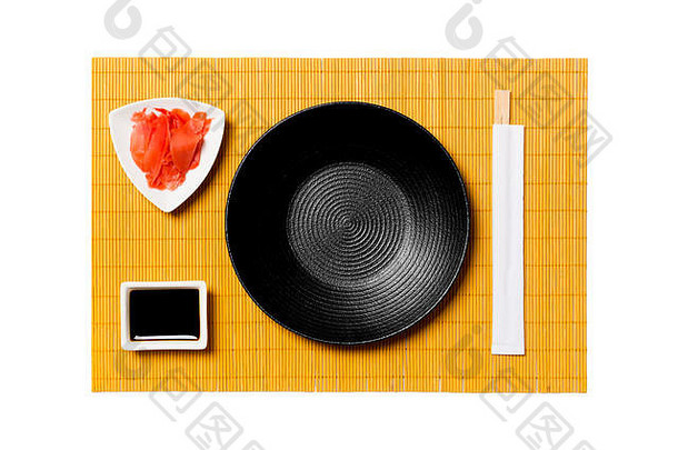 空轮黑色的板筷子寿司我是酱汁姜黄色的竹子席背景前视图复制空间设计
