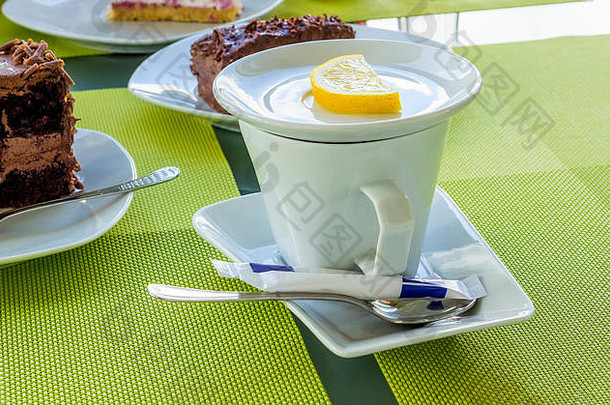 白色瓷杯茶柠檬糖勺子表格自助餐厅
