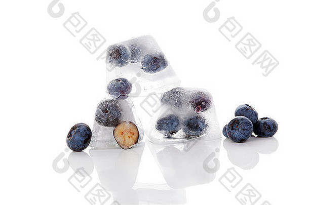 新鲜的成熟的美味的蓝莓冻冰多维数据集孤立的白色背景新鲜的夏天浆果水果健康的吃