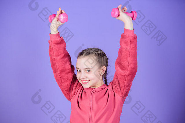 快乐孩子运动员哑铃锻炼小女孩持有哑铃重量提升muscules童年活动健身饮食能源健康体育运动成功锻炼哑铃