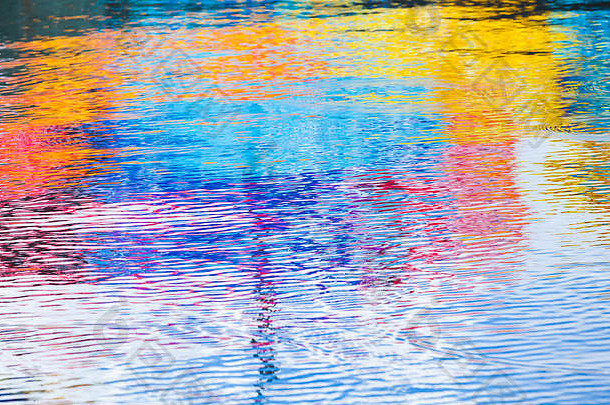 波及水表面明亮的色彩斑斓的反射摘要背景照片纹理