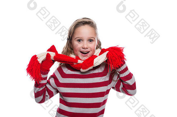 可爱的快乐的女孩穿条纹针织毛衣围巾连指手套孤立的白色背景冬天衣服