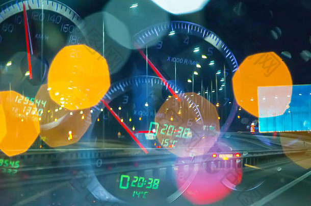 乏力司机晚上高速公路概念上的速度计