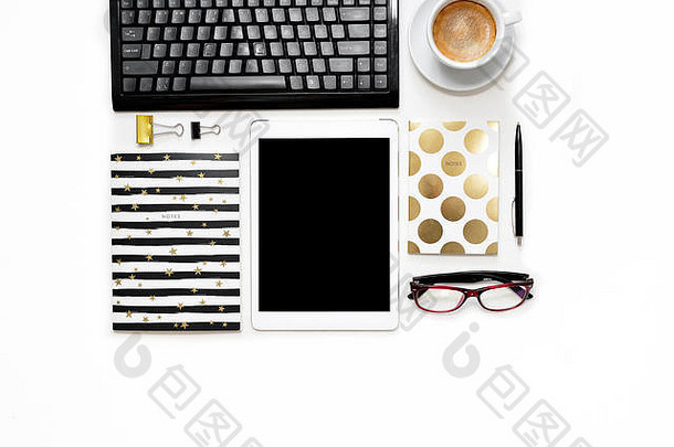 平躺照片办公室白色桌子上平板电脑键盘黄金笔记本复制空间背景
