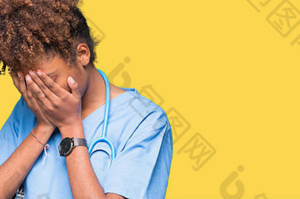 年轻的非洲美国医生女人孤立的背景伤心表达式覆盖脸手哭抑郁症概念