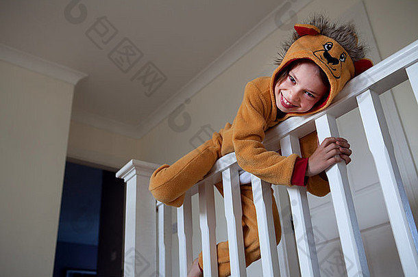 男孩狮子西装楼梯