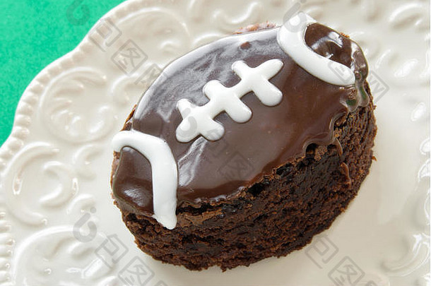 自制的足球形状的双福吉巧克力冰巧克力蛋糕白色管道服务板