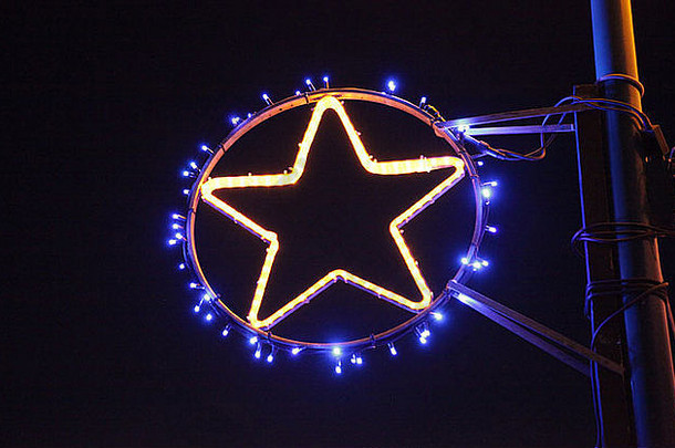 照片装饰圣诞节圣诞节冬天霓虹灯光形状黄色的明星内部蓝色的圆