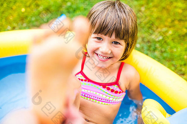 女孩有趣的花园游泳池