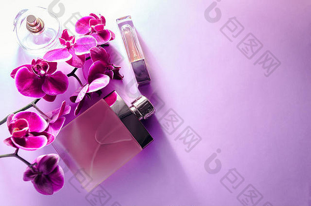 瓶香水紫罗兰色的兰花紫色的背景