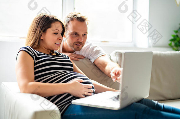 夫妇怀孕了女人移动PC电脑