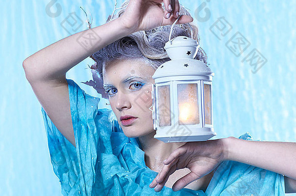 幻想肖像美丽的年轻的女人成像冰仙女冻蓝色的灯笼
