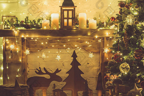 舒适的生活房间木玩具数据星星驼鹿皮毛树表格前面装饰壁炉架灯笼圣诞节树装饰物
