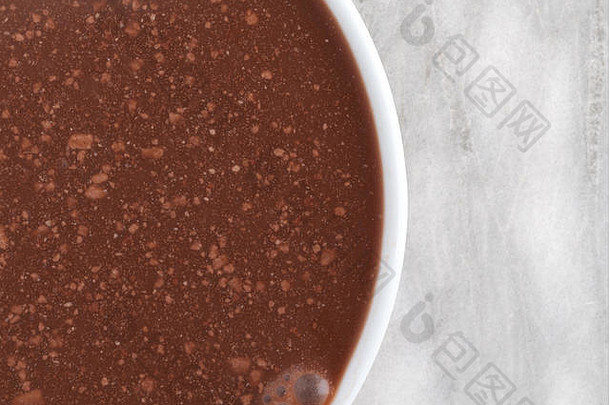 前关闭视图杯子巧克力椰子牛奶在灰色的大理石表格前