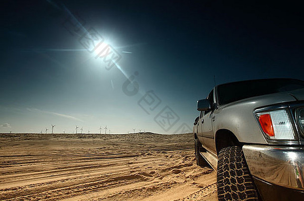 卡车沙漠沙子蓝色的天空