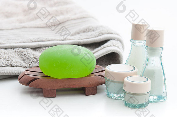 明亮的绿色肥皂乳液毛巾暗示可爱的水疗中心一天孤立的白色